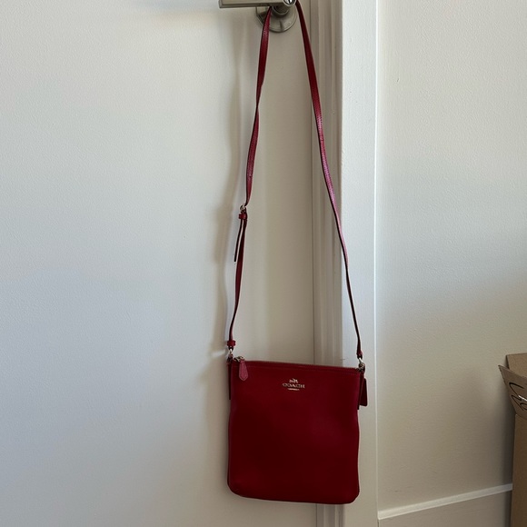 Coach red leather cross-body bag with adjustable strap - Picture 6 of 6
